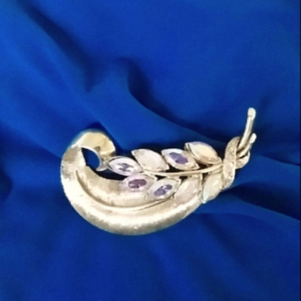 Vintage rhinestone Gold tone Leaf brooch.